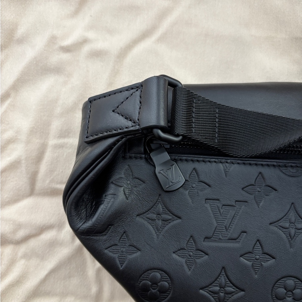 Louis Vuitton Discovery Bumbag PM Monogram Shadow - Picture 12 of 12